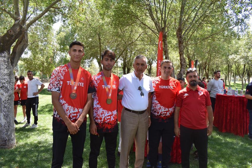 GÜLMEZ, HEDİYESİNİ TAKDİM ETTİ