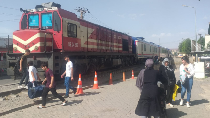 Tren arıza yaptı,  yolcular saatlerce bekledi