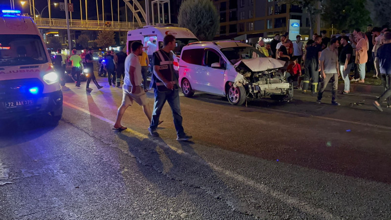 Hızlı gelen araç sivil polis otosuna çarptı: 5 yaralı