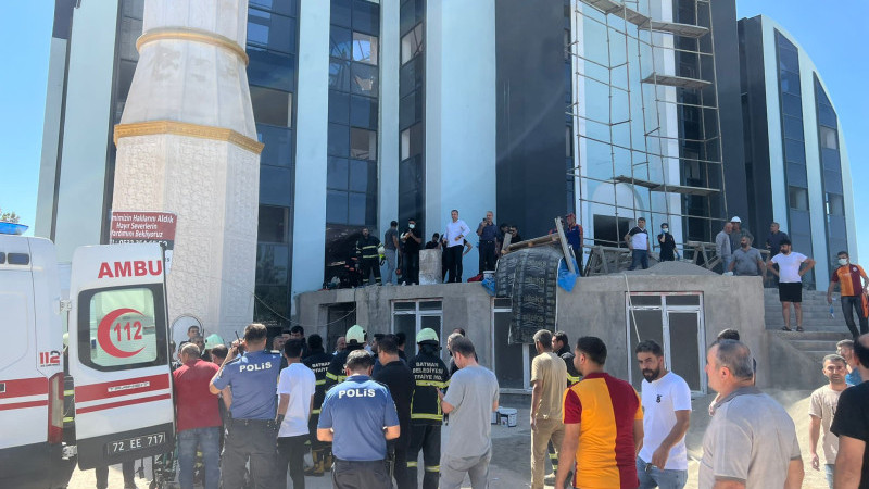 Batman’da camii iskelesi çöktü: 1’i ağır 3 yaralı