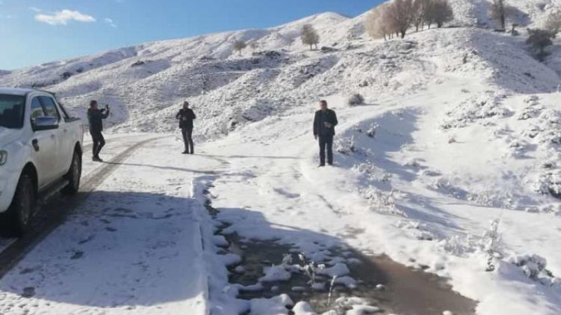 Mevsimin ilk kar yağışı dağları beyaza bürüdü   