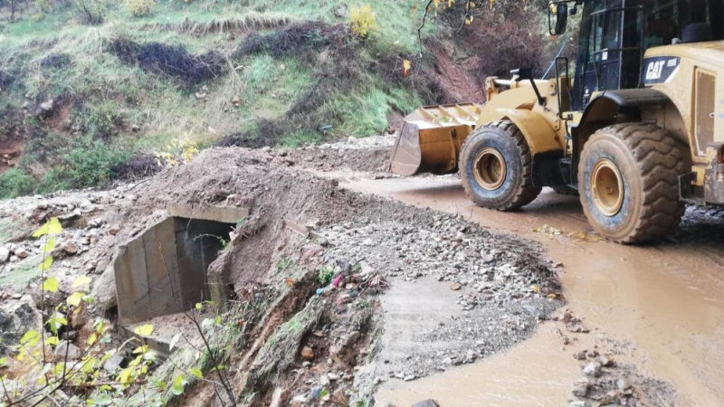 Sağanak nedeniyle 17 köyün yolu ulaşıma kapandı 