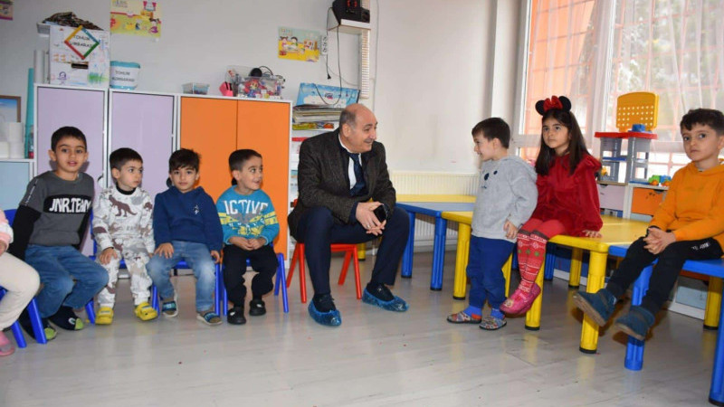 ÖĞRETMEN VE ÖĞRENCİLERLE BİR ARAYA GELDİ