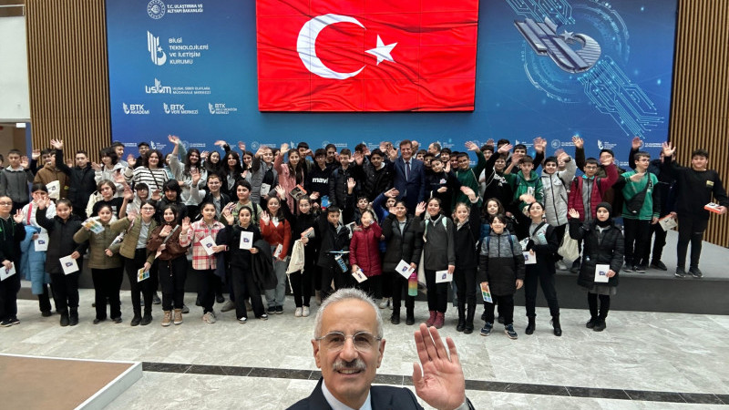 ‘ÇOCUKLARINIZI İNTERNETTE YALNIZ BIRAKMAYIN’
