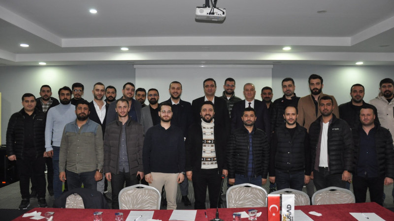 ‘SİYASETÇİLER MİLLETİN HİZMETKÂRIDIR’