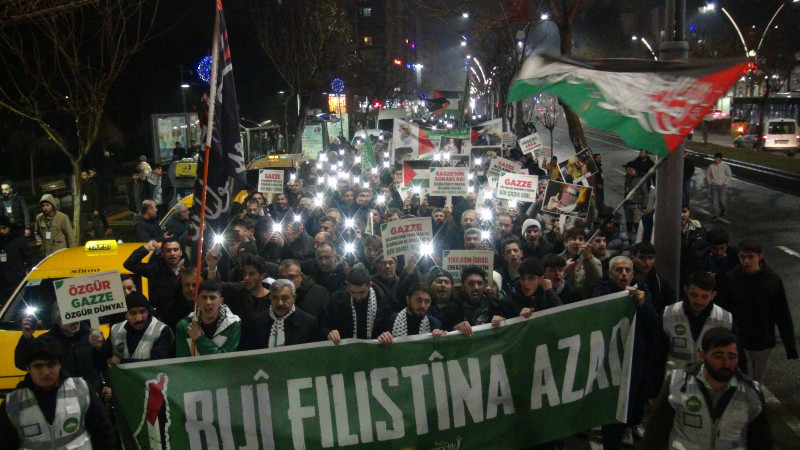 Meşaleli yürüyüşle Gazze'de yaşanan insani krizlere dikkat çektiler
