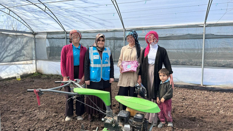 AKSOY’DAN ÇİFTÇİ KADINLARA ANLAMLI ZİYARET