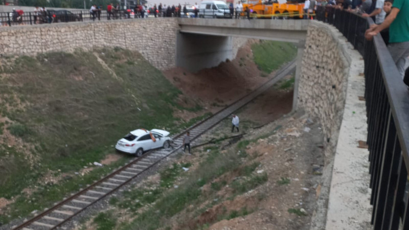 Öğrencilere Çarpmamak İçin Direksiyonu Kırdı, Araç Raylara Uçtu – 4 Yaralı