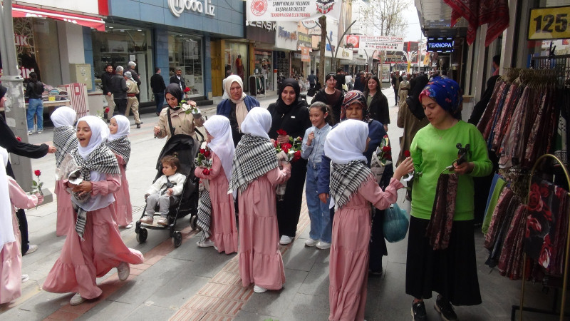 MİNİK YÜREKLERDEN GAZZE’YE BAYRAM YARDIMI