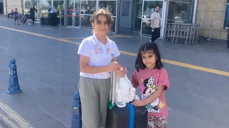 Uçaktan indirilen kardeşler, aynı şirketle sorunsuz uçtu