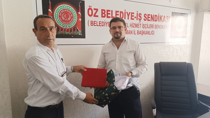 Duyarlı otobüs şoförüne Sendika'dan teşekkür plaketi