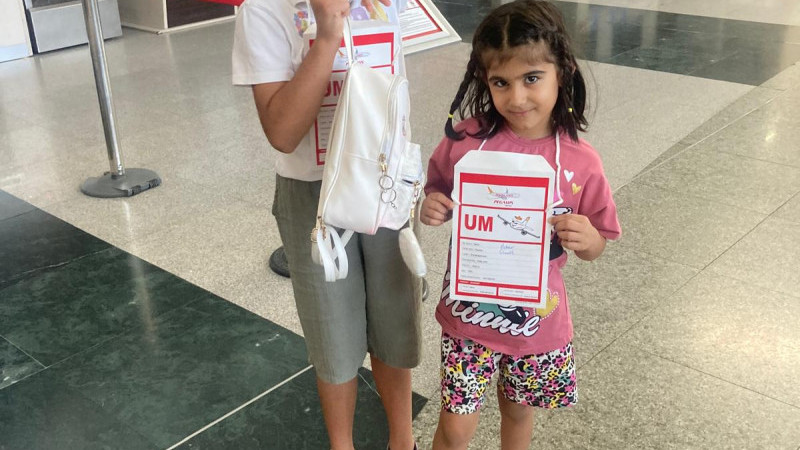 Uçaktan indirilen kardeşler, aynı şirketle sorunsuz uçtu
