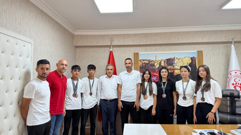 BAŞARILI ATLETLERE ÖZPERK’TEN EŞOFMAN