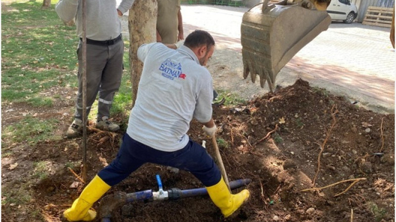 Belediye, park ve bahçelerde bakım ve onarım çalışmalarını sürdürüyor