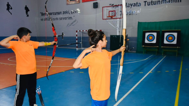 KIŞ SPOR OKULLARIYLA GENÇLER SPORLA BULUŞUYOR