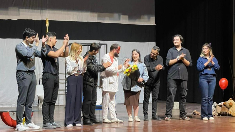 AYAKTA ALKIŞLANAN TİYATRO OYUNU