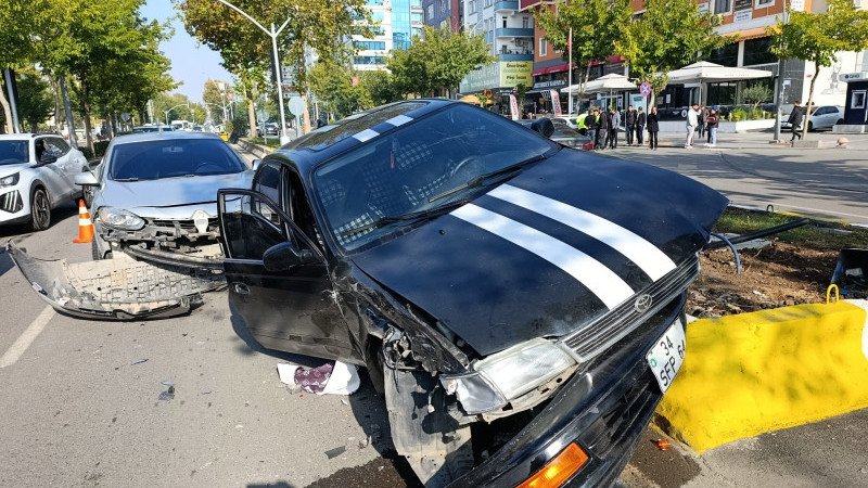 Kaldırıma çıkan araç hafif yaralanmayla atlatıldı