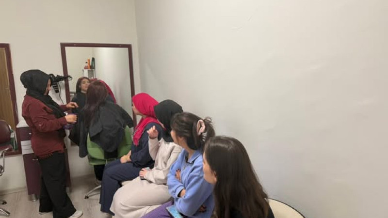 Süveybe Ana Kız Yurdunda kuaförlük kursuna ilgi