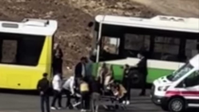 MOTOSİKLET, OTOBÜSE ÇARPTI : 1 YARALI