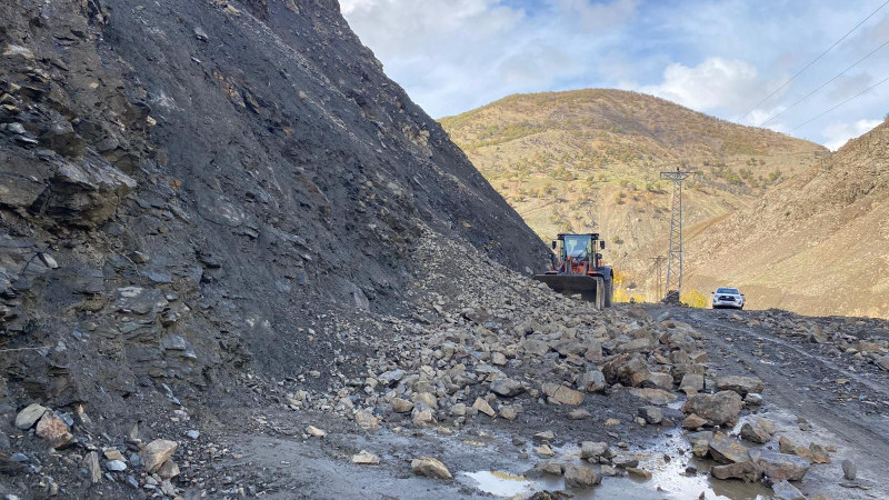 SASON’DA YAĞIŞ SONRASI YOL TEMİZLİĞİ TAMAMLANDI