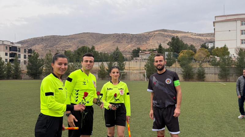 Gercüş Bağlar Spor’dan Örnek Fair-Play : Hakemlere Çiçekli Karşılama