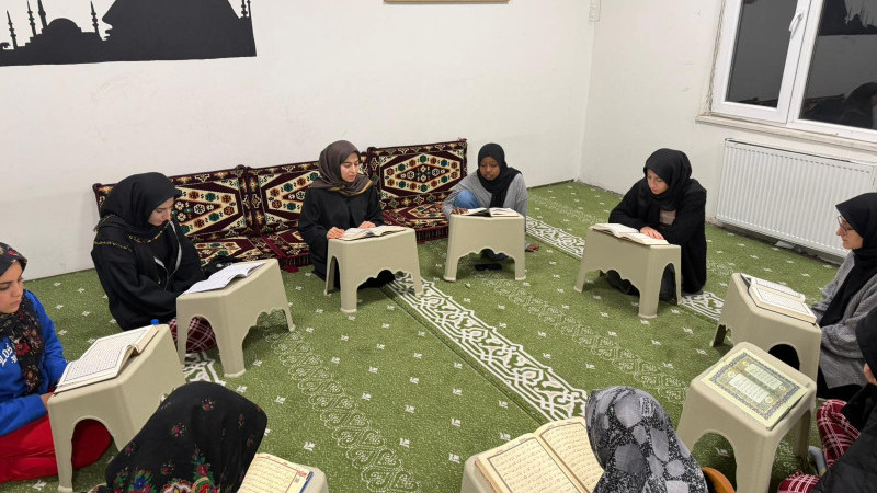 Yurtta Kalan Öğrenciler Kur’an-ı Kerim Eğitimi Alıyor