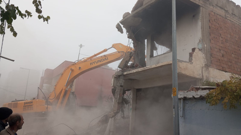 Metruk yapılar yıkıldı, kent daha güvenli hale geliyor
