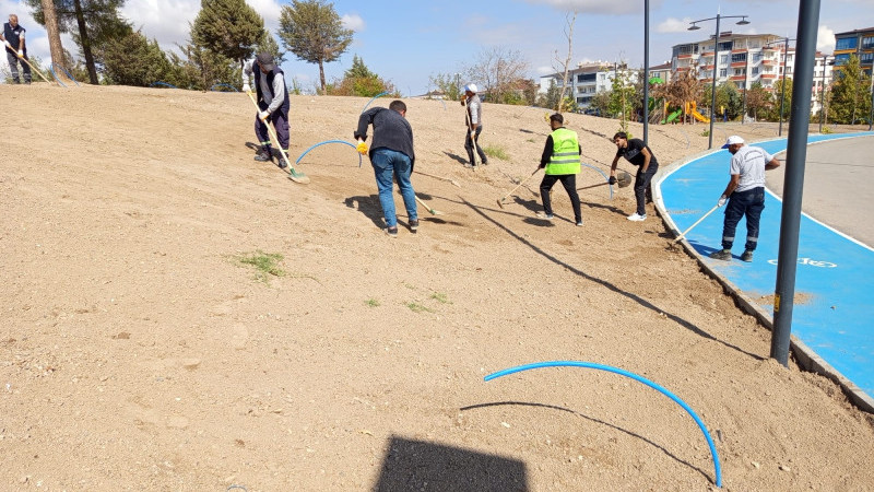 YAŞAR KEMAL KENT PARKI’NDA ÇİMLENDİRME ÇALIŞMALARI SÜRÜYOR