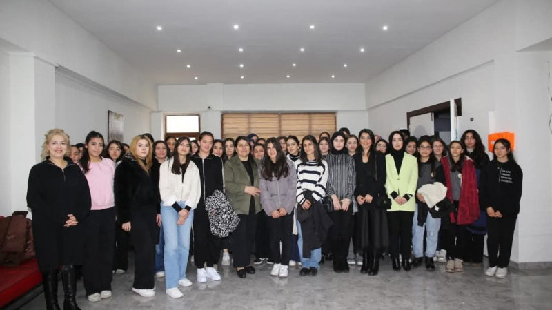 Dr. Ayten Canalp, kız öğrencilerle buluştu