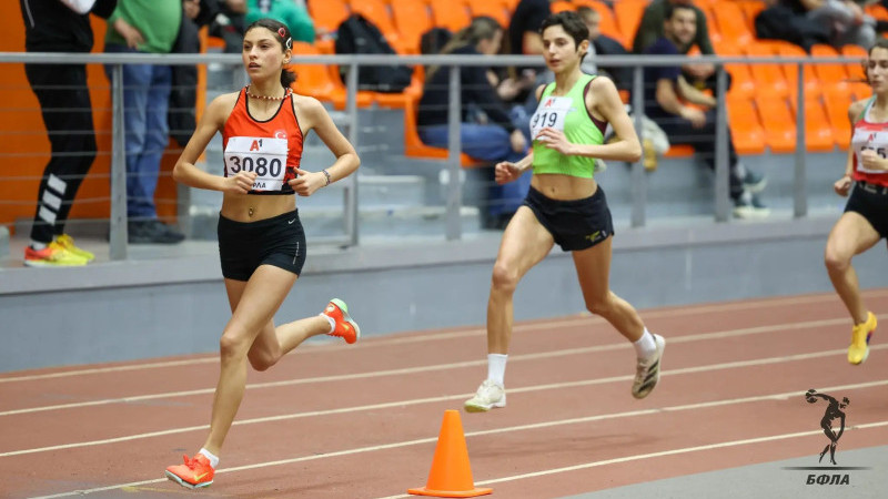 ELİF NAZ'DAN ÇİFTE KÜRSÜ