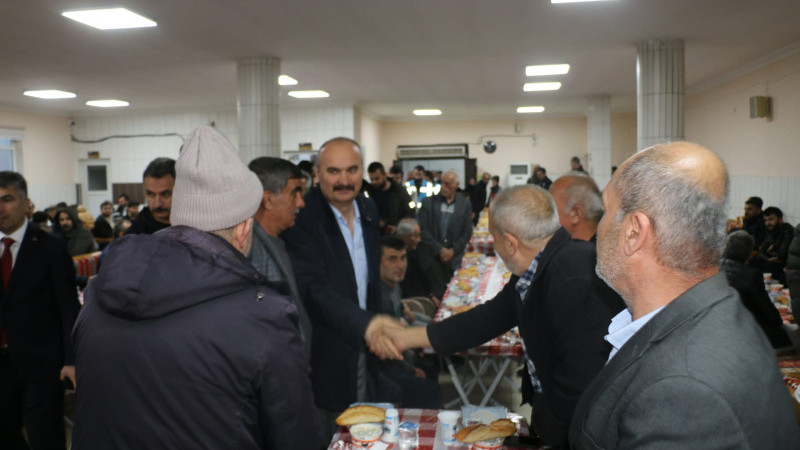 VALİ CANALP, GÖNÜL SOFRASINDA MAHALLE SAKİNLERİYLE İFTAR YAPTI