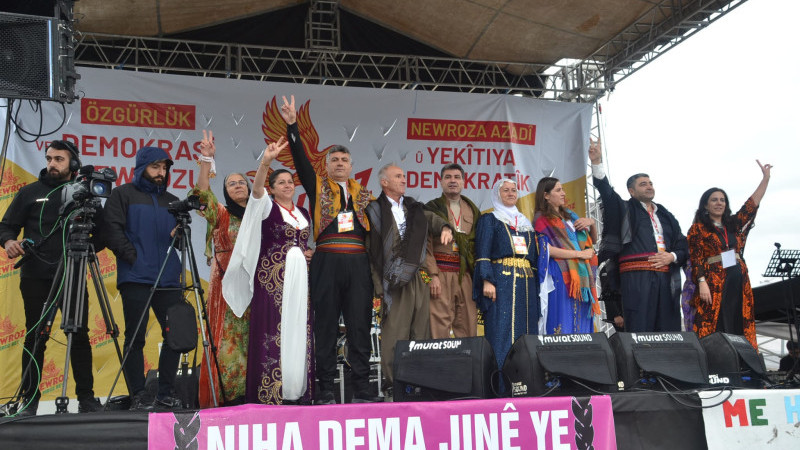 Newroz coşkusu : Yağmura rağmen alan doldu taştı
