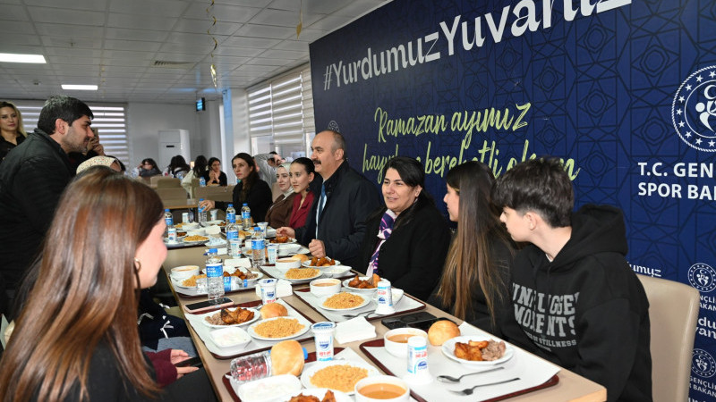 Vali Canalp, gençlerle iftar sofrasında buluştu