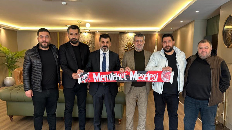 İş İnsanı Ferdi Kurt’tan Petrolspor tribünlerine 500 bayrak desteği