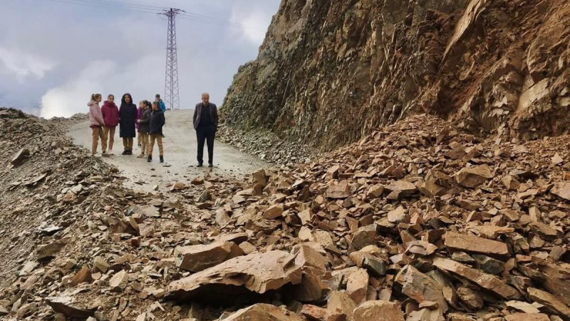 SASON’DA KAPANAN YOLLAR ÖZEL İDARE EKİPLERİYLE YENİDEN AÇILDI