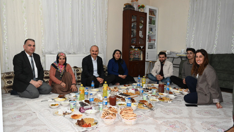 VALİ CANALP, TORU AİLESİYLE İFTAR AÇTI