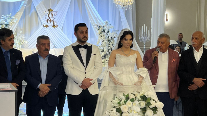 ÖZDEMİR VE SÖNMEZSOY AİLELERİNİN MUTLU GÜNÜ : GÖRKEMLİ DÜĞÜNDE YOĞUN KATILIM