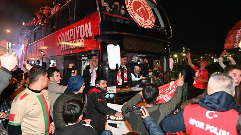 BATMAN’DA TARİHİ GECE; ŞAMPİYON PETROLSPOR ŞEHRİ YAKTI!