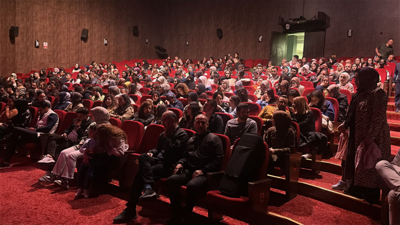 “HASTALIK HASTASI” SAHNE ALDI