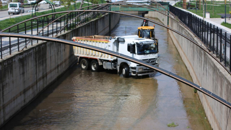 İLUH DERESİ’NDE YAĞIŞ SONRASI TEMİZLİK SEFERBERLİĞİ