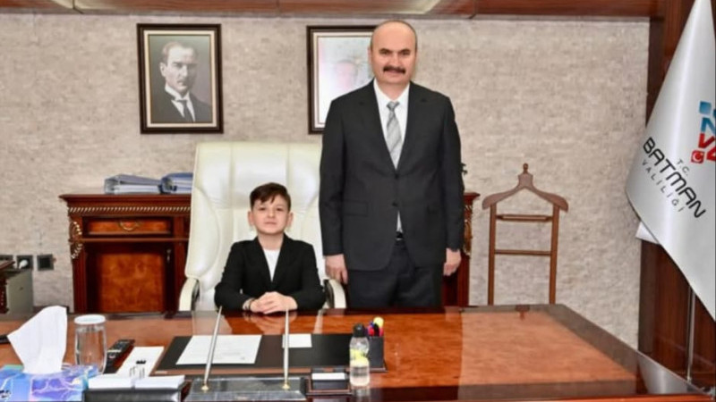 VALİ CANALP KOLTUĞUNU MİNİK EREN’E DEVRETTİ