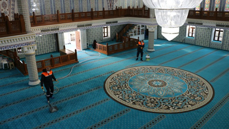 İBADETHANELERDE TEMİZLİK SÜRÜYOR