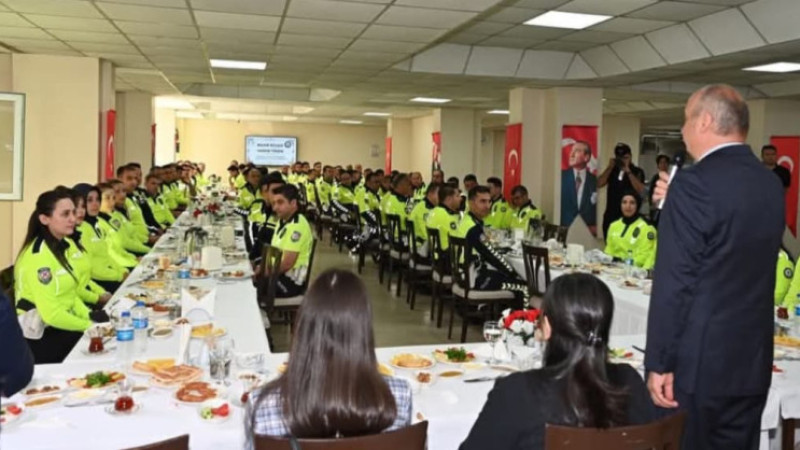 TRAFİK POLİSLERİNE BAŞARI BELGESİ