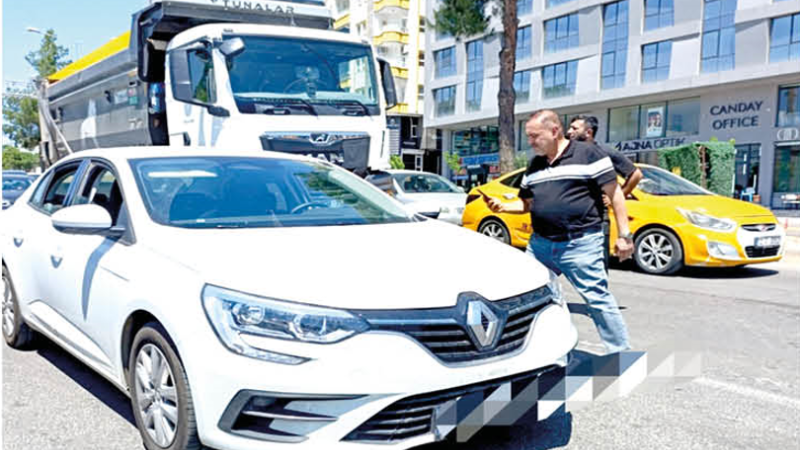 KAMYON İLE OTOMOBİL ÇARPIŞTI