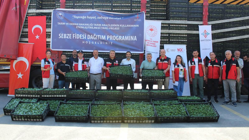 ÜRETİCİLERE 450 BİN SEBZE FİDESİ DESTEĞİ