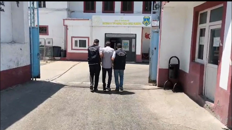 47 YILLIK FİRARİ MİNİBÜSTE YAKALANDI
