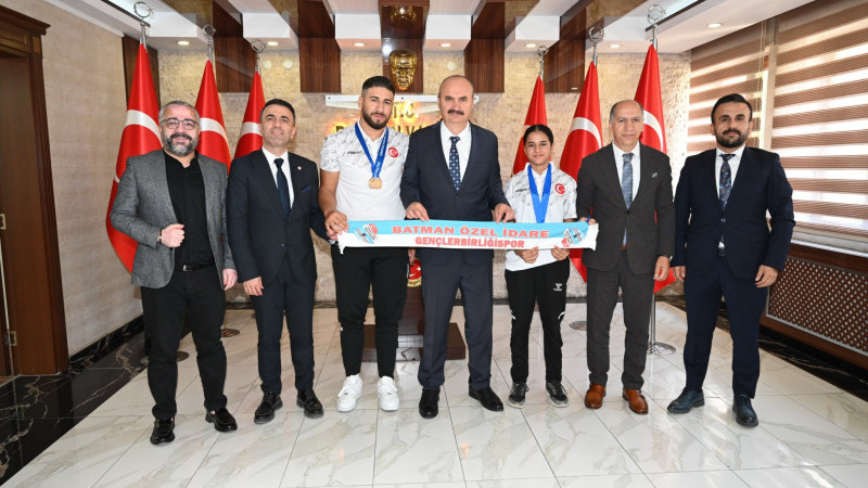 AVRUPA ŞAMPİYONLARINA VALİDEN ALTIN ÖDÜL!