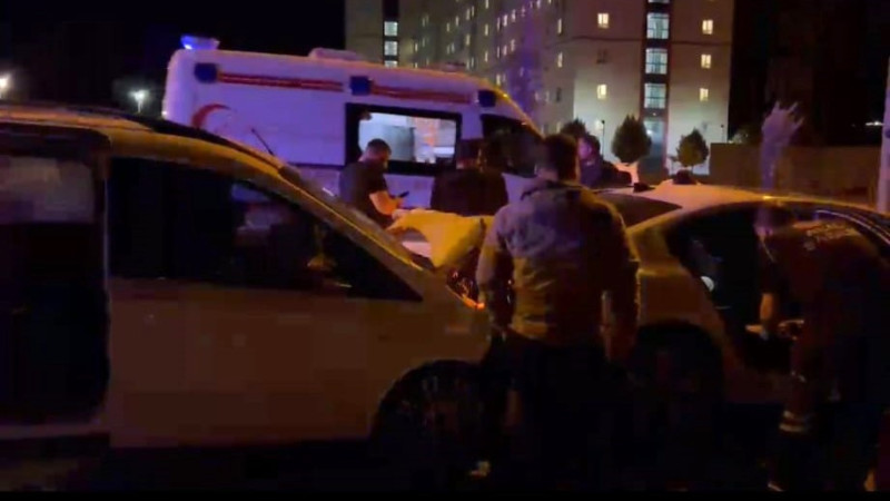 HAFİF TİCARİ ARAÇ İLE OTOMOBİL ÇARPIŞTI : 2 YARALI