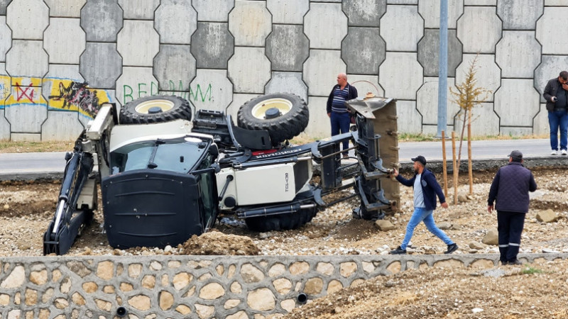 BATMAN’DA İŞ MAKİNESİ DEVRİLDİ : 1 YARALI