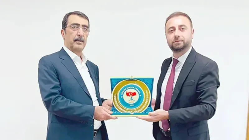 MUZAFFER NASIROĞLU'NA GENÇLİK PLAKETİ